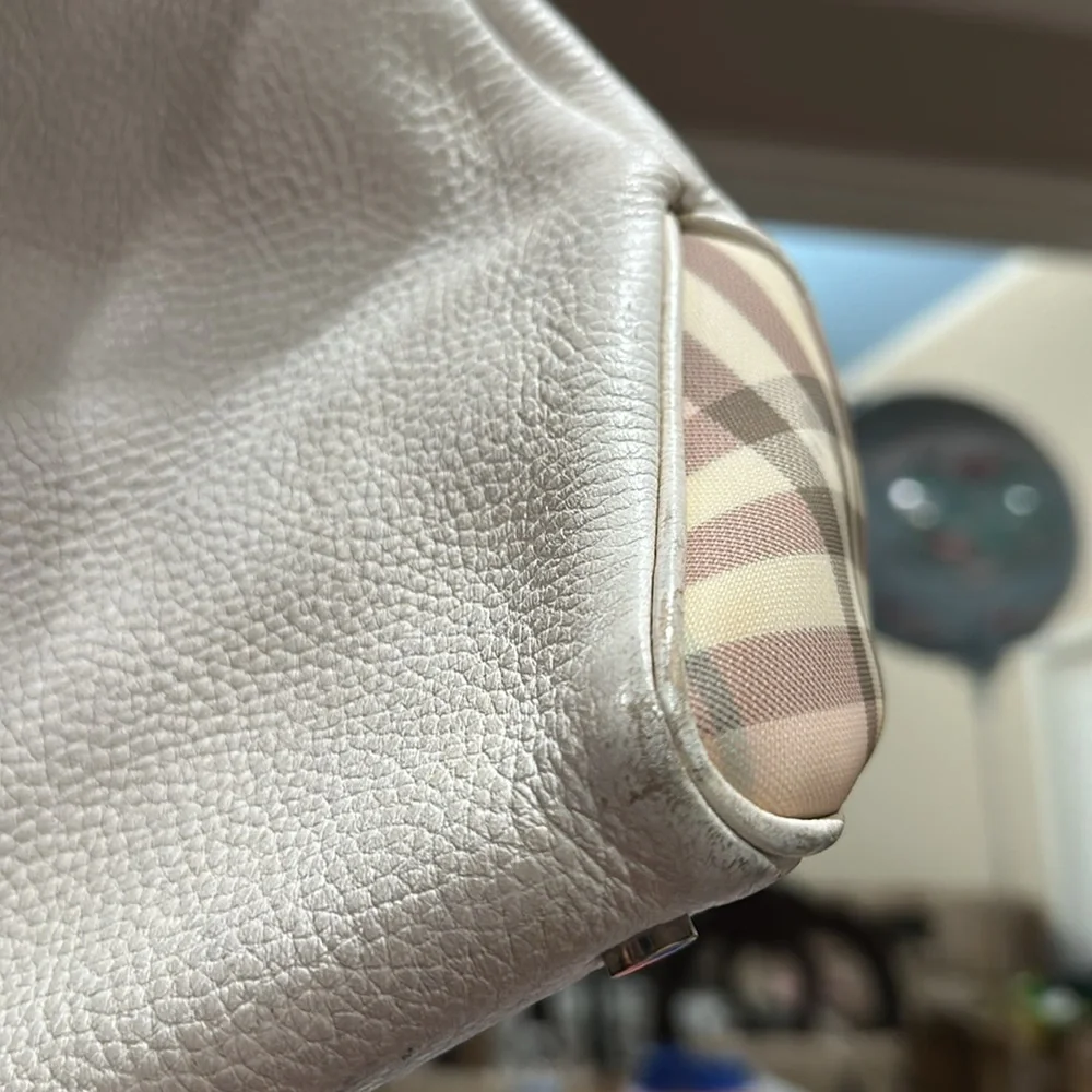 Elegant Burberry White Leather Tote Bag - Picture 16 of 16